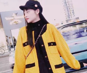 周洁琼时尚街拍-八角贝雷帽帽搭配黄色大衣可爱迷人