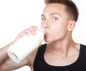 想要让肌肉变得结实？喝牛奶是个好办法