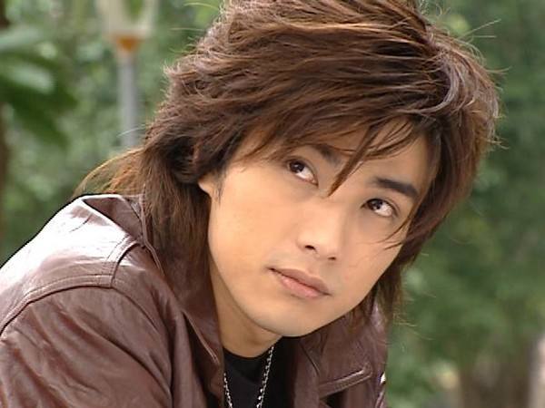 贺军翔为新剧赖猫的狮子倒影健身拍摄结束后身材反弹