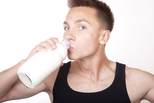 想要让肌肉变得结实喝牛奶是个好办法