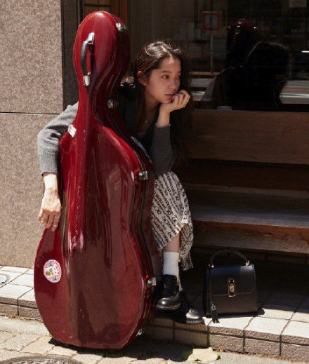 欧阳娜娜登上封面 日系俏皮大提琴少女