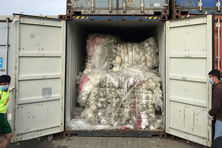 柬埔寨退还1600吨洋垃圾 誓言不做垃圾箱