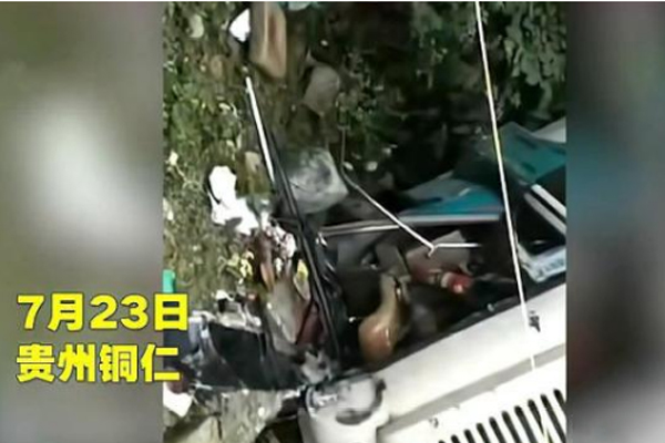 贵州中巴车事故 已造成八死三伤