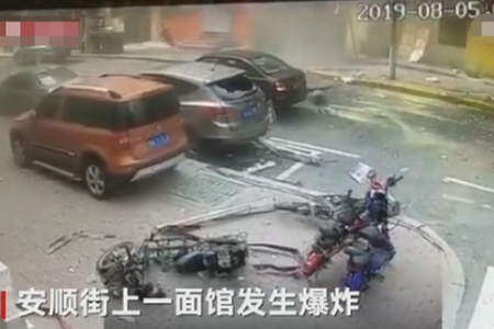 哈尔滨某面馆发生爆炸 多人受伤多辆车损坏