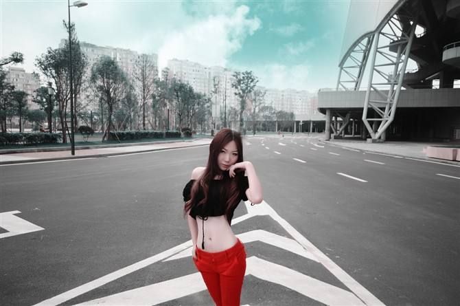 《魅力研习社》男主持人节目上教女嘉宾穿内衣