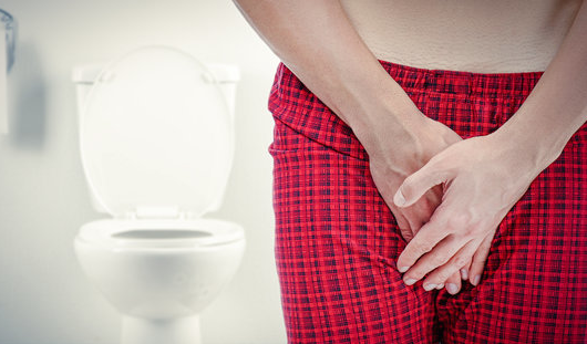 男人憋尿的害处太大了小心影响生育！