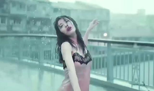 《荞麦疯长》钟楚曦雨中跳舞