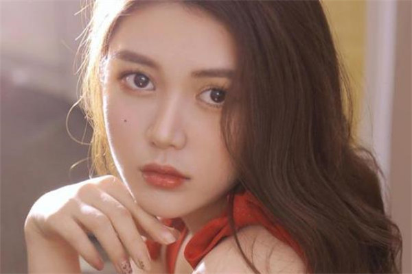 天真无邪,单纯可爱这使我想起一个小说人物——《围城》中的孙柔嘉