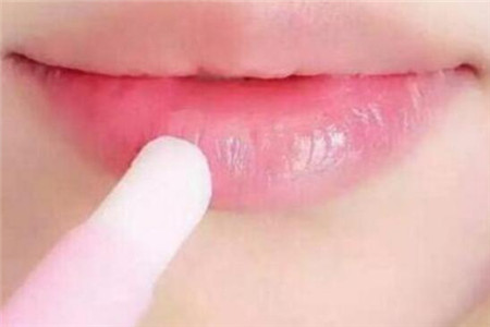 冬季嘴唇干裂起皮的有效保湿方法