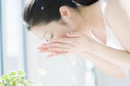 女人夏季洗脸可以学学这两个技巧