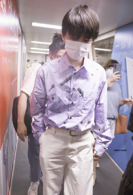 王俊凯紫色衬衫