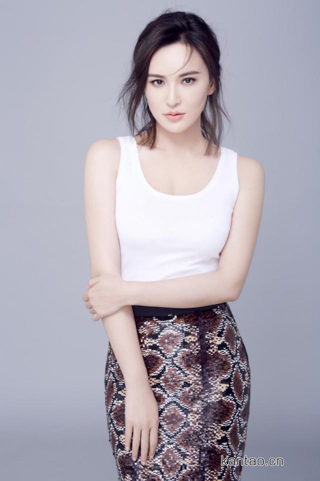 莫小奇出席活动获人气明星奖